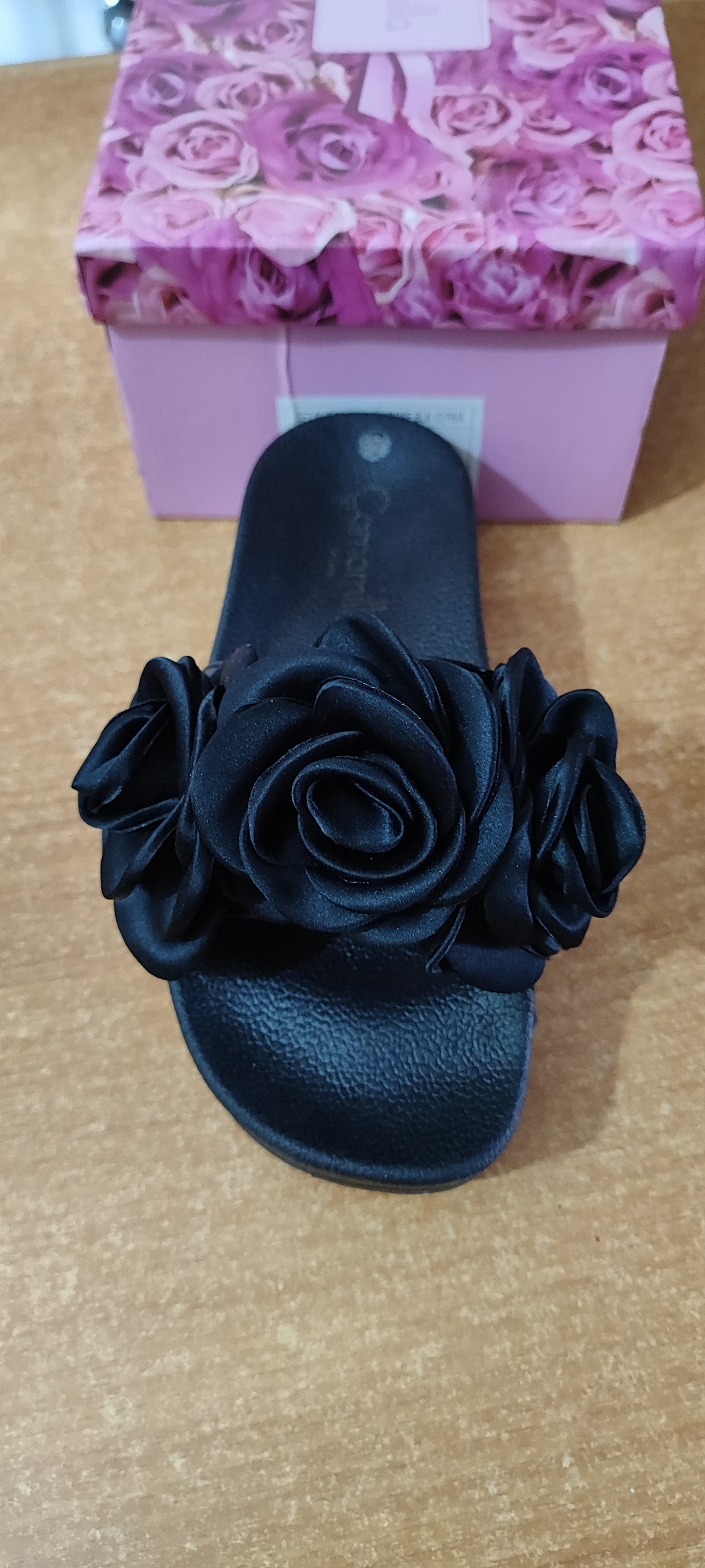 Pantofola donna con fiore camomilla Milano a 5 euro