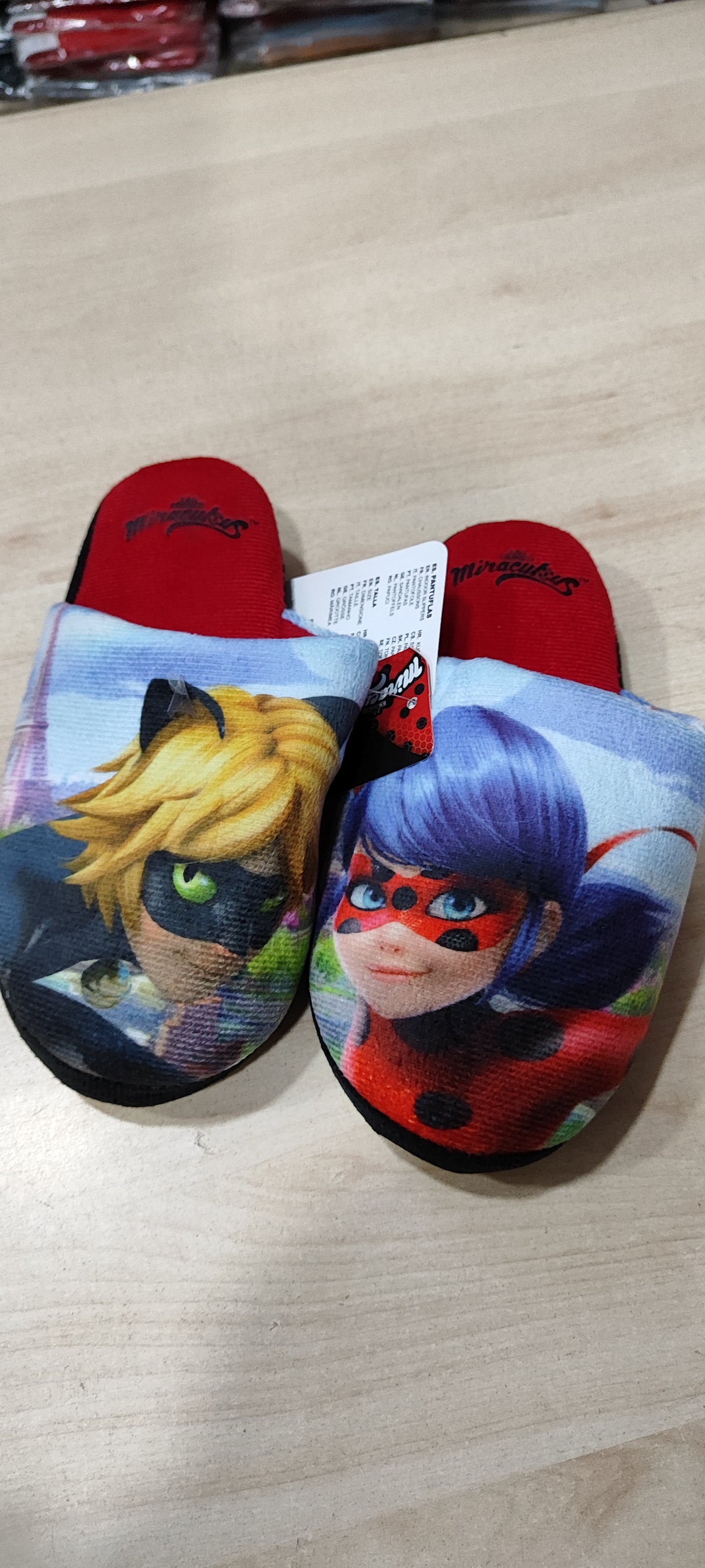 Pantofola star wars e miraculus 3 euro