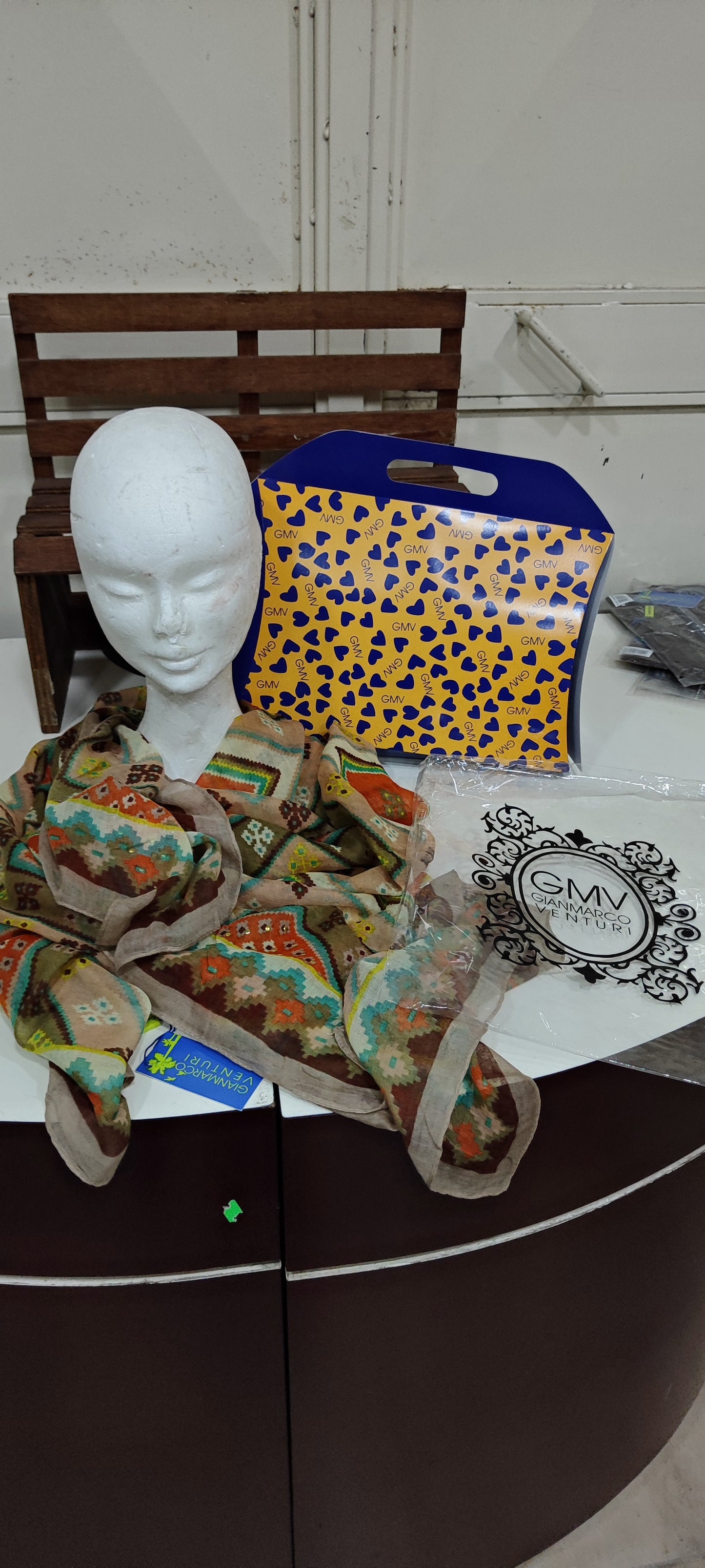 Foulard firmati scatolati a 3,50
