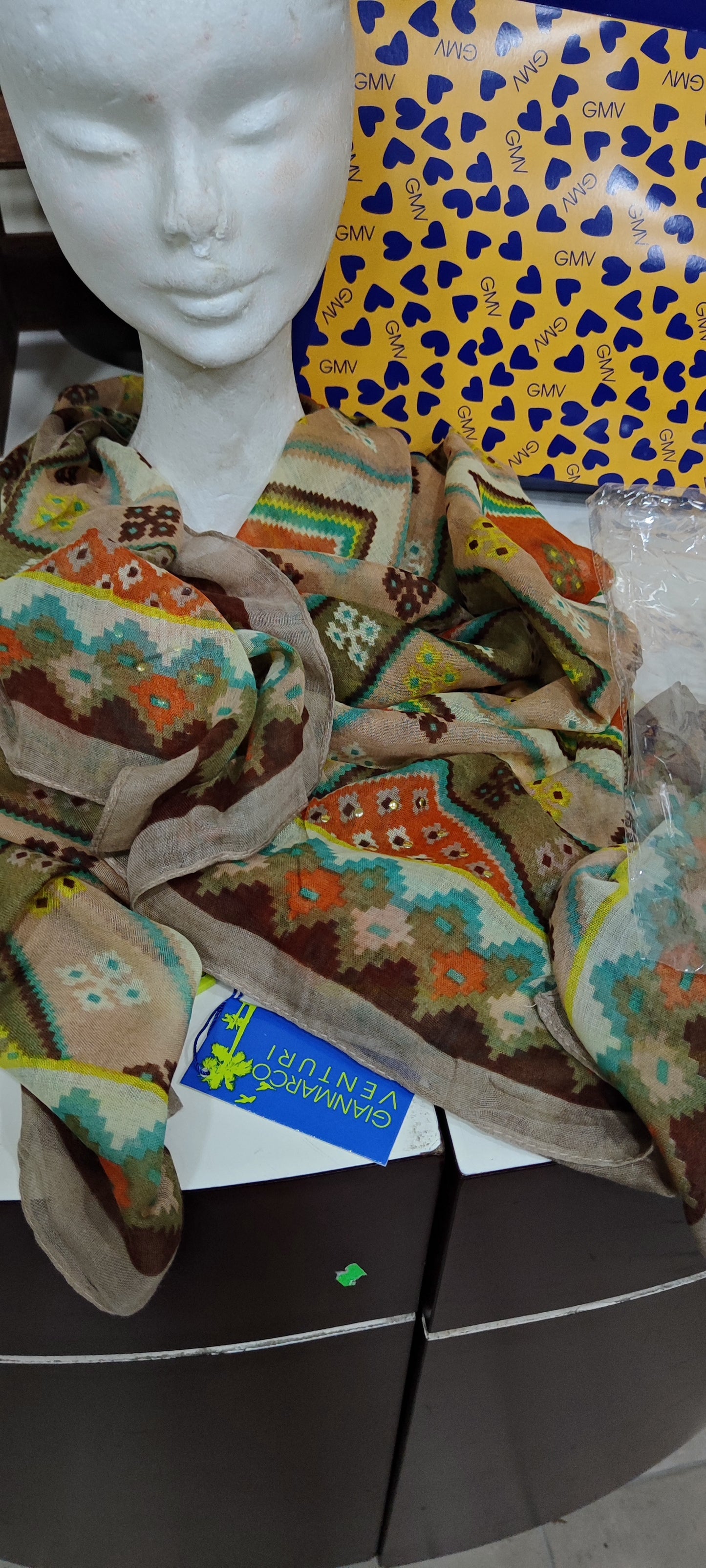 Foulard firmati scatolati a 3,50
