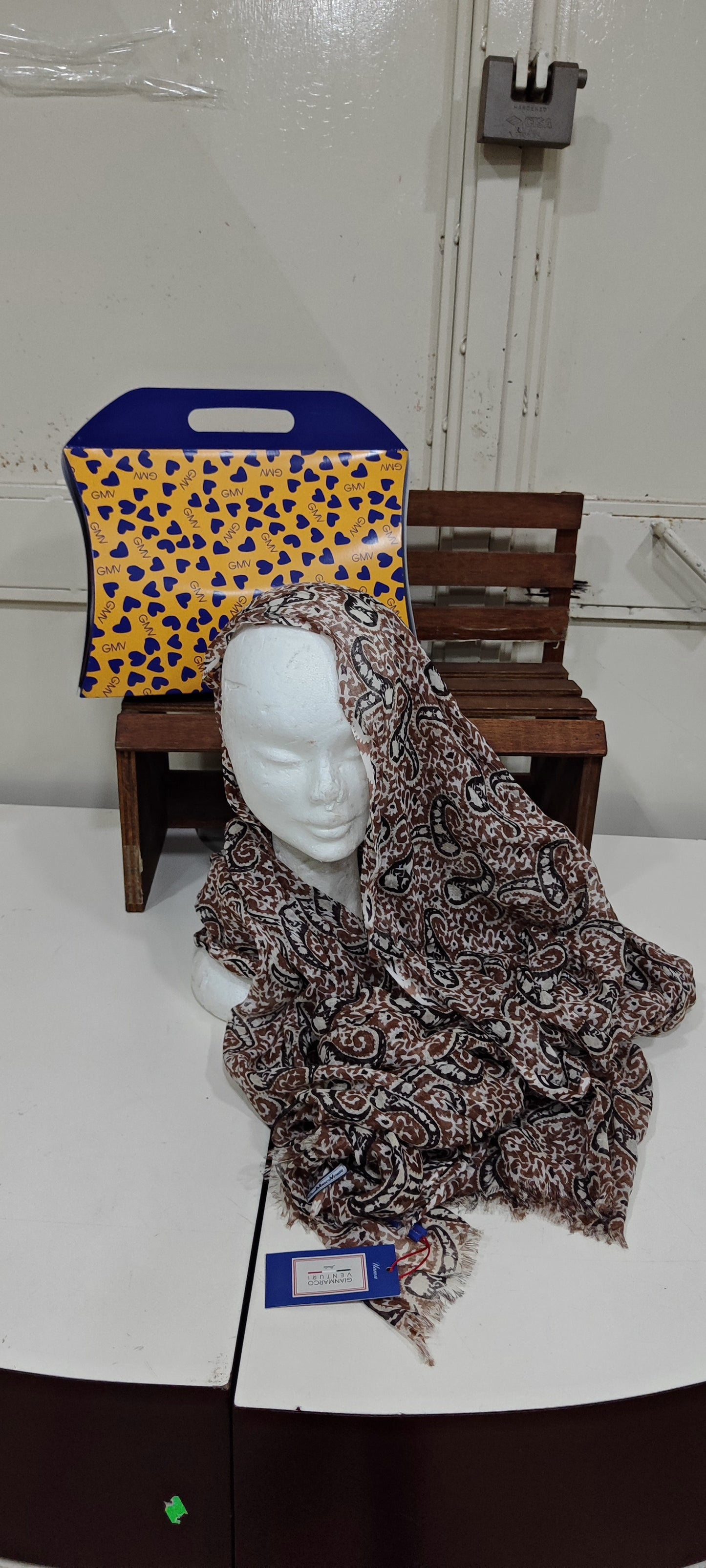 Foulard firmati scatolati a 3,50