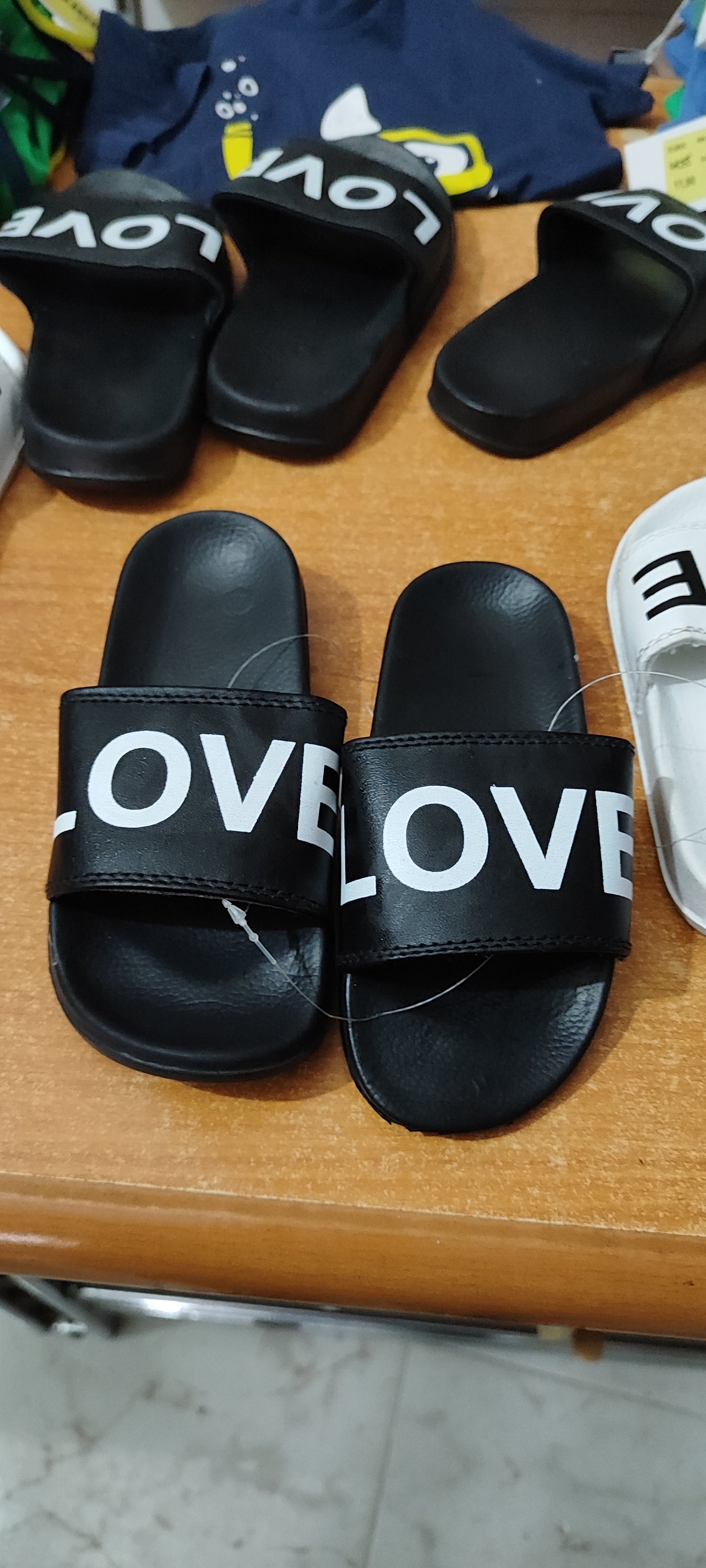 Pantofole love nere e bianco a 1,80