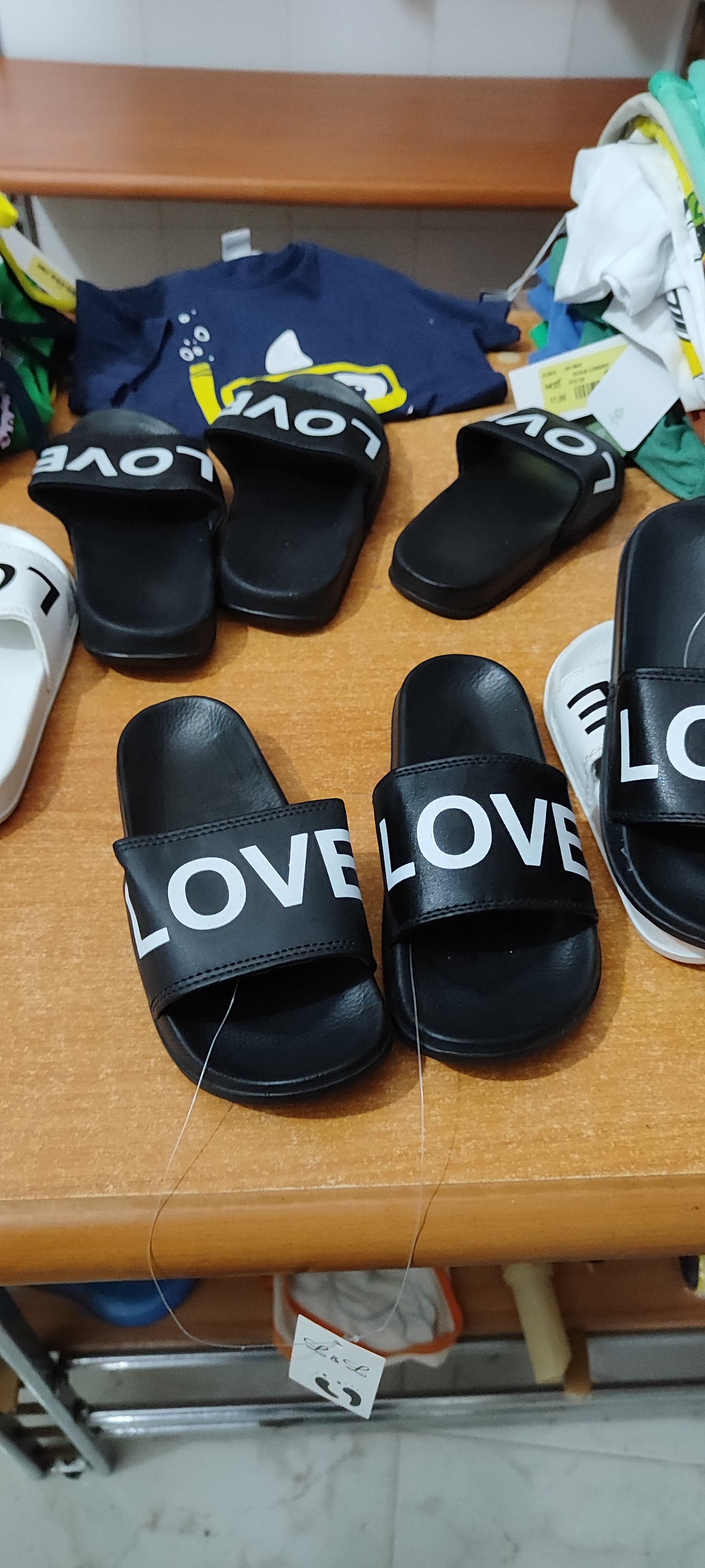 Pantofole love nere e bianco a 1,80
