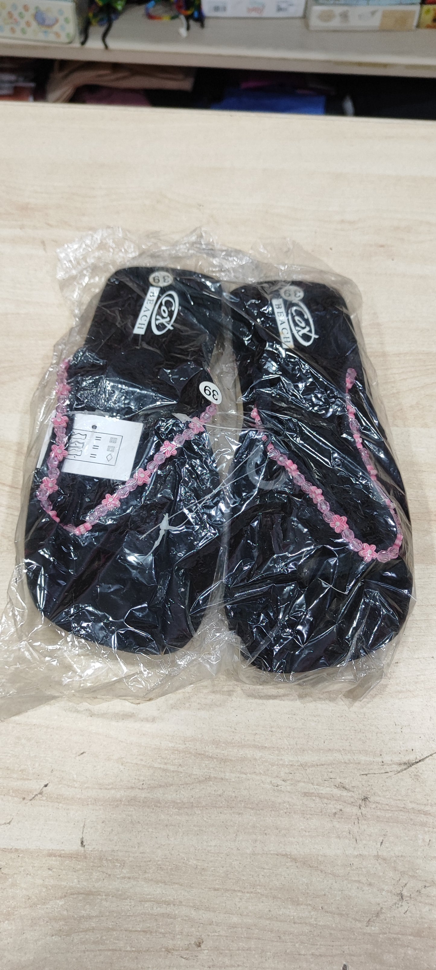 Infradito nero con perline rosa e celeste a 1 euro