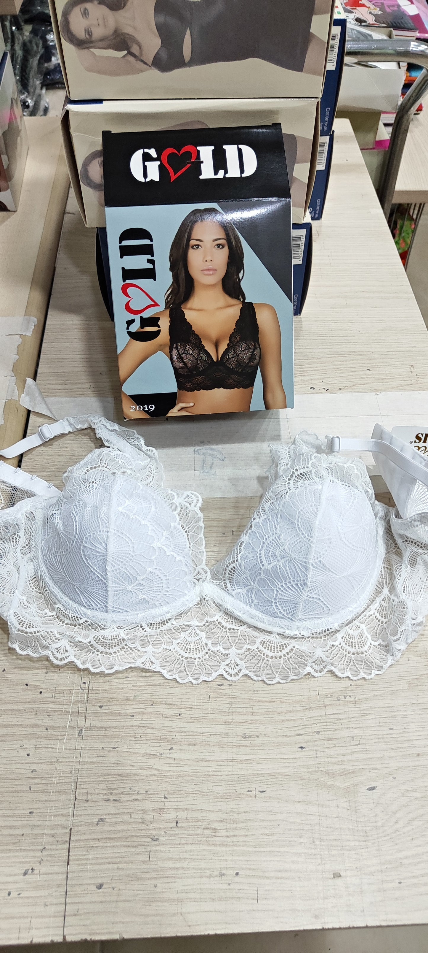 Reggiseni a 1 ,80 merce italiana