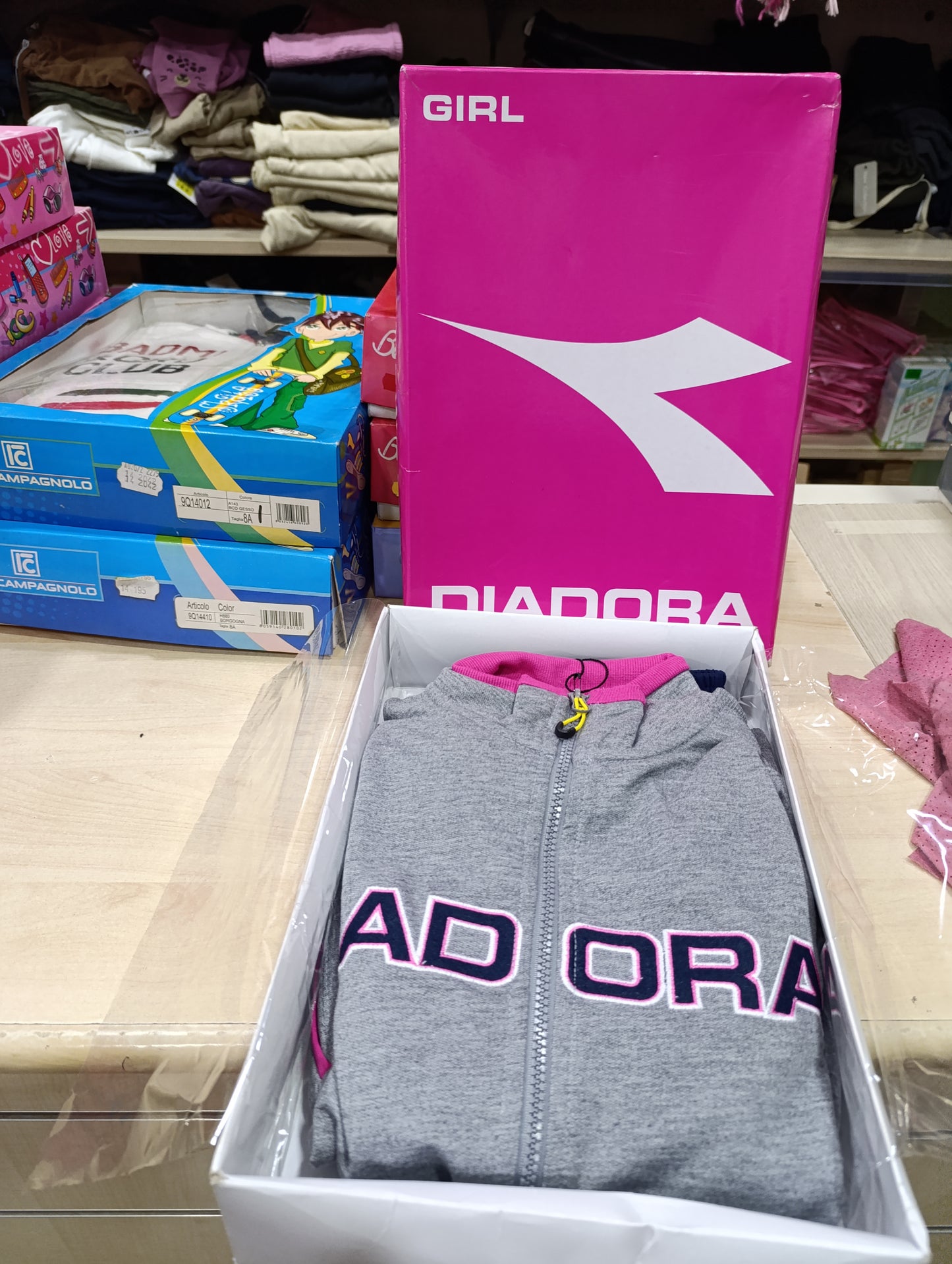 Tute bimbi firmate a 6 euro