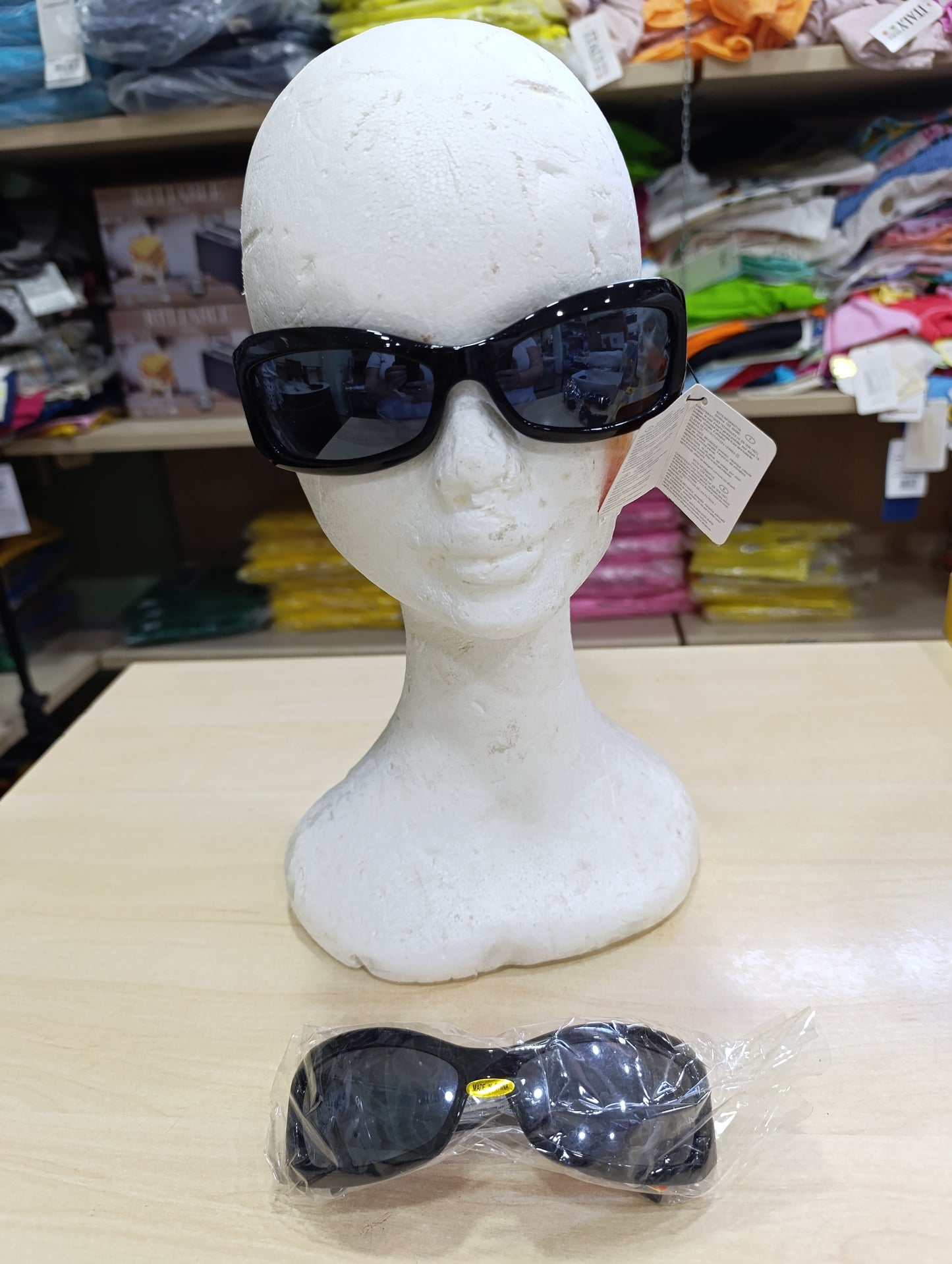 Occhiali da sole uomo donna a stock a 0,50