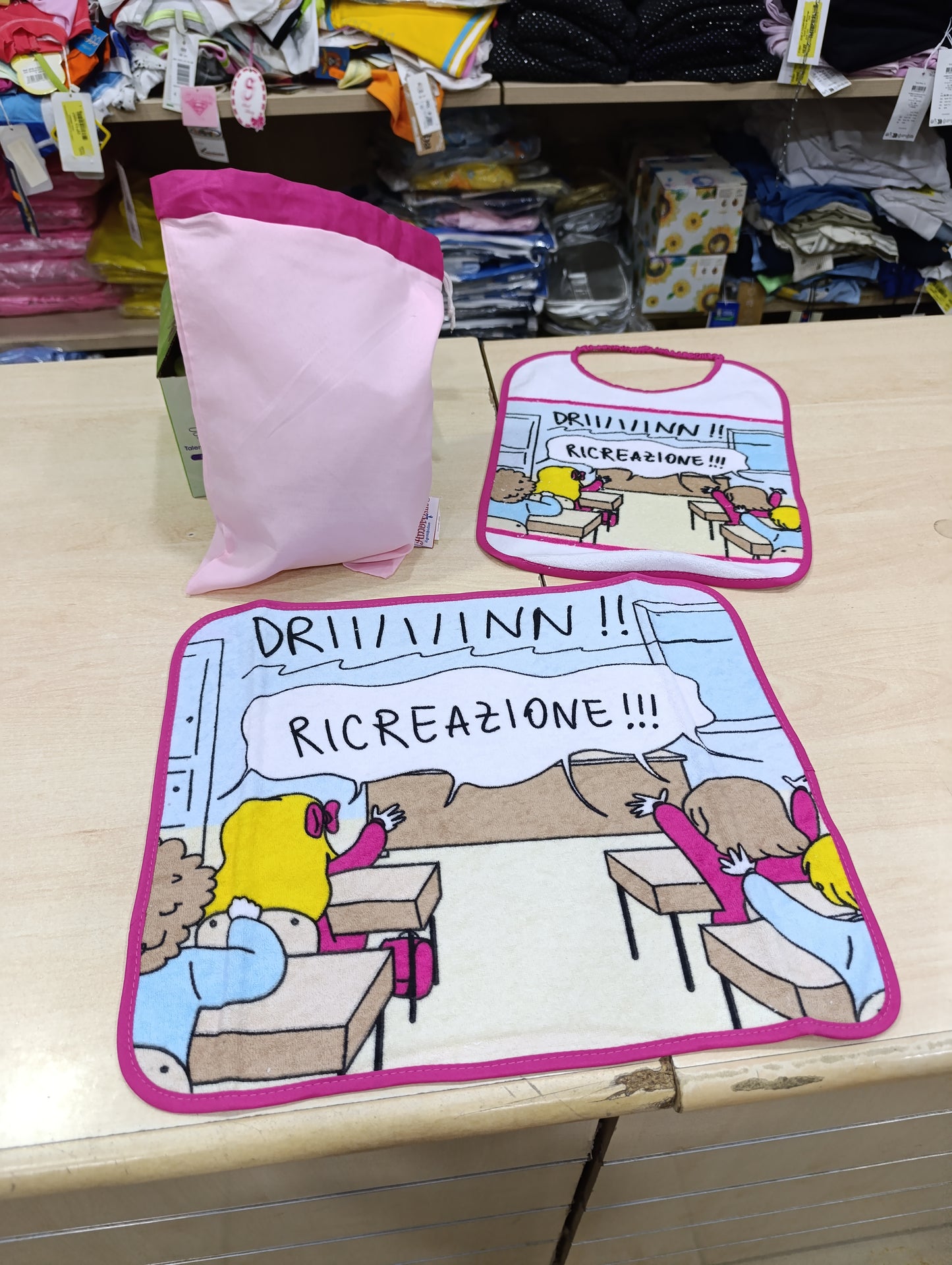 Tris scuole tovaglietta bavetta e zaino a 3 euro
