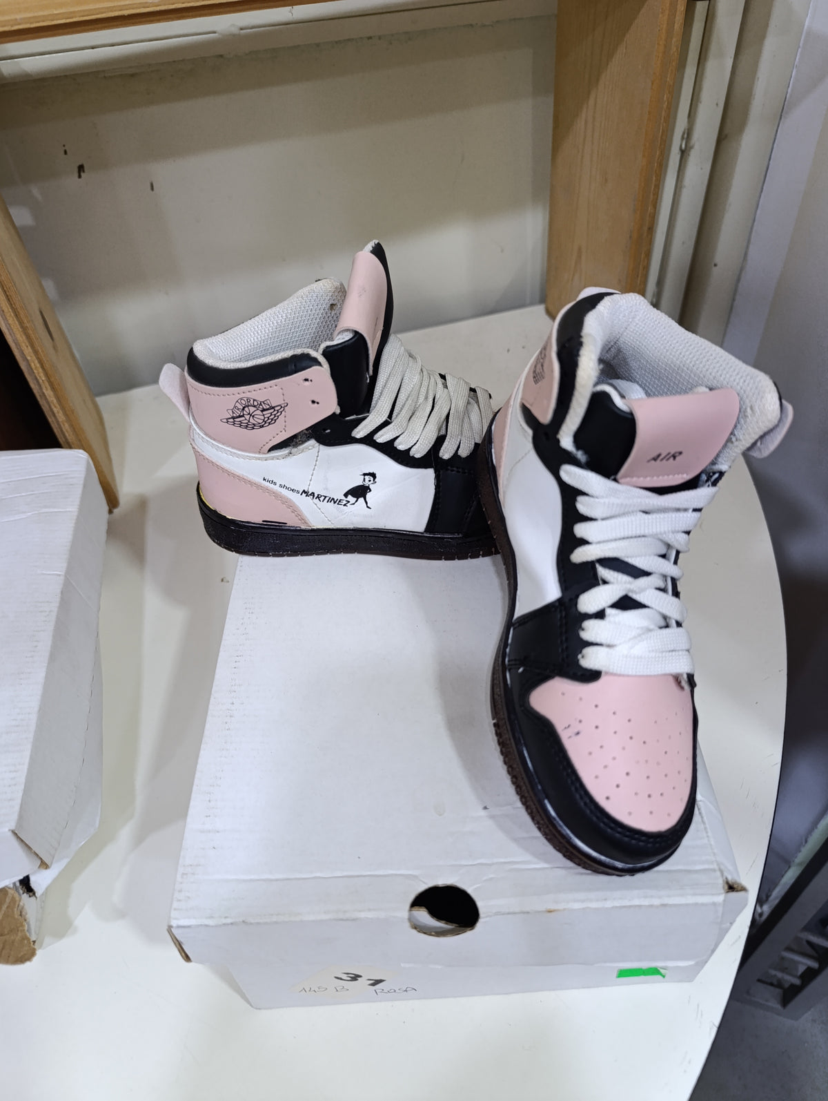 Scarpe bambini a stock a 2,50