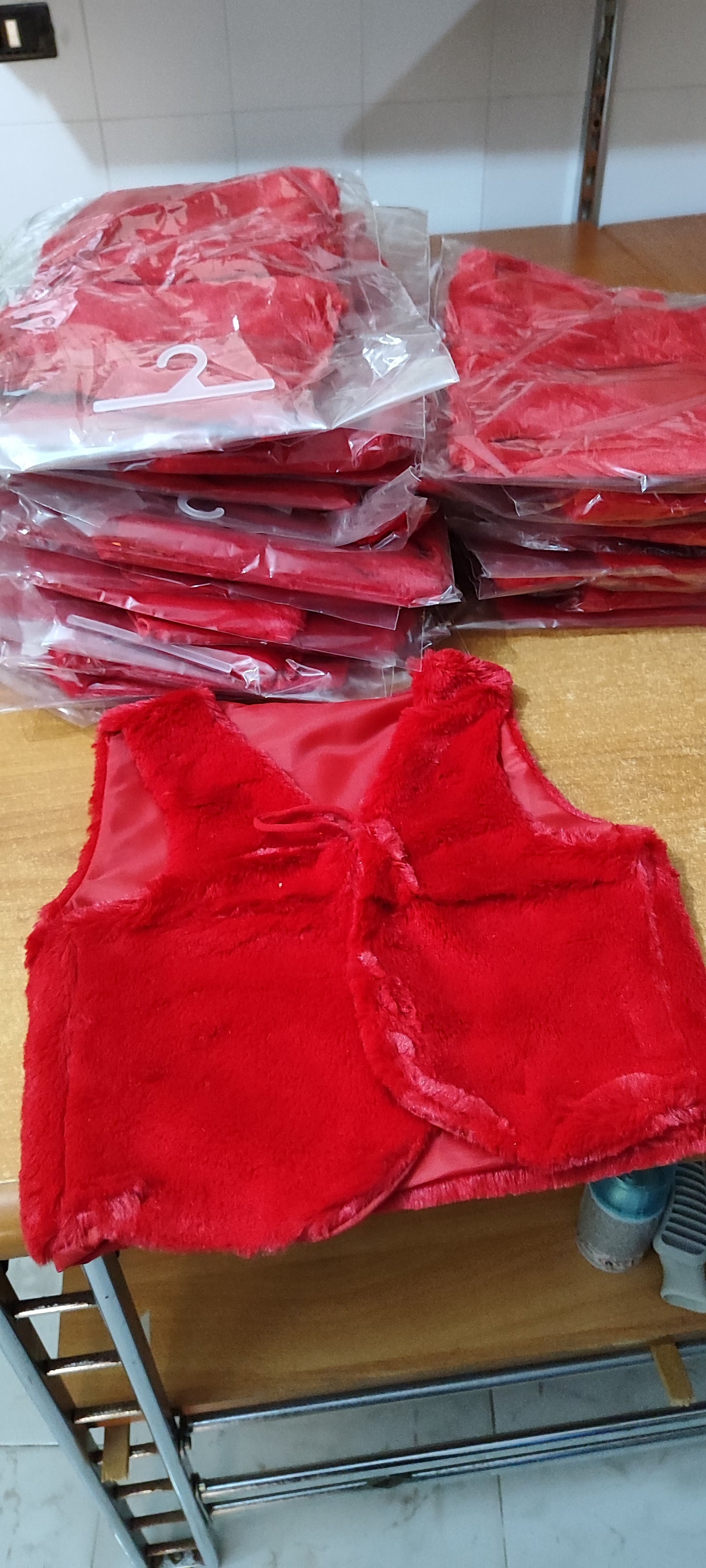 gilet rosso bimbi a 2,50