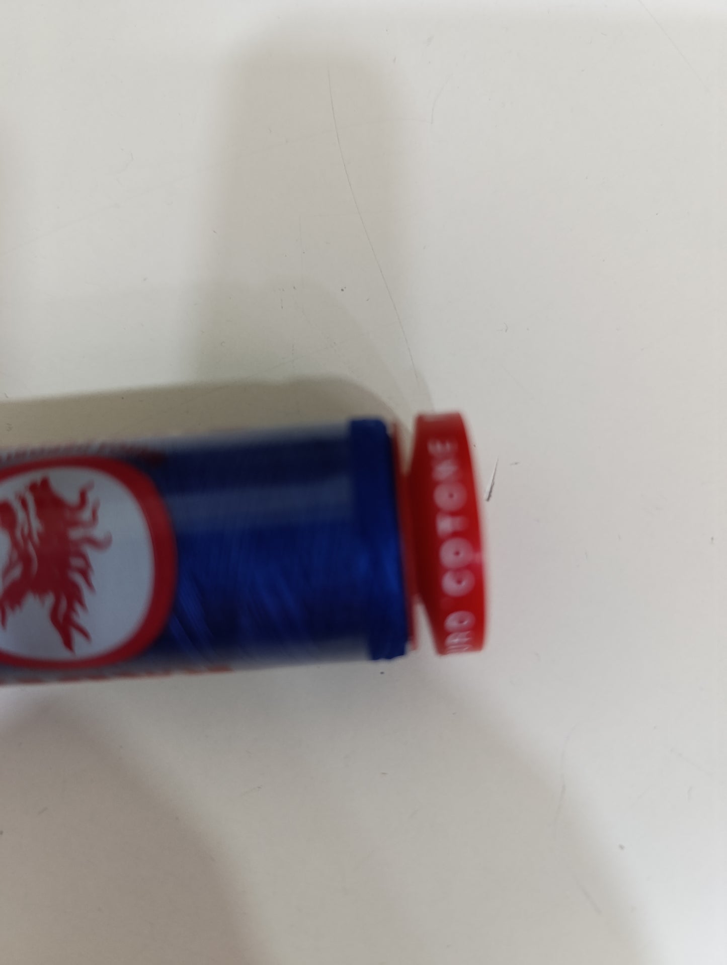 Rocchetto di filo per cucire a 1 euro