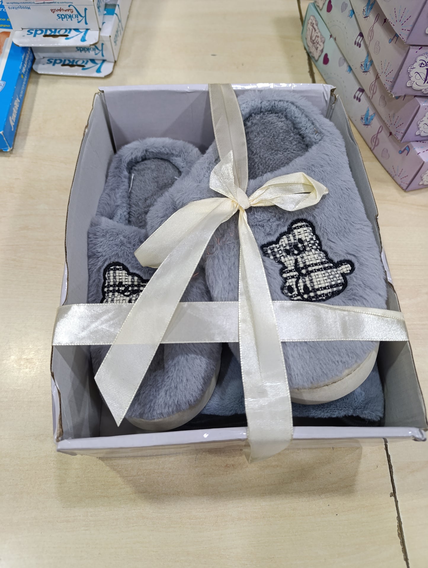 set di pantofole e plaid o borsa acqua calda a 4,00