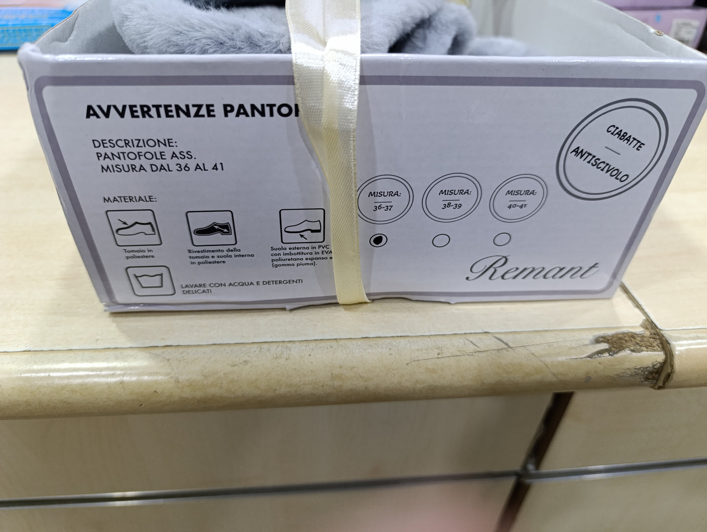 set di pantofole e plaid o borsa acqua calda a 4,00