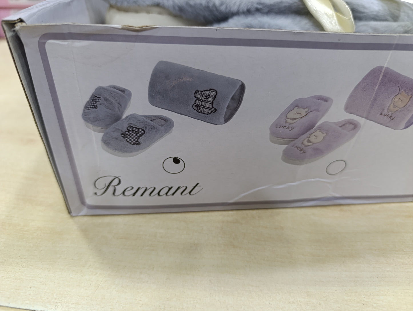 set di pantofole e plaid o borsa acqua calda a 4,00