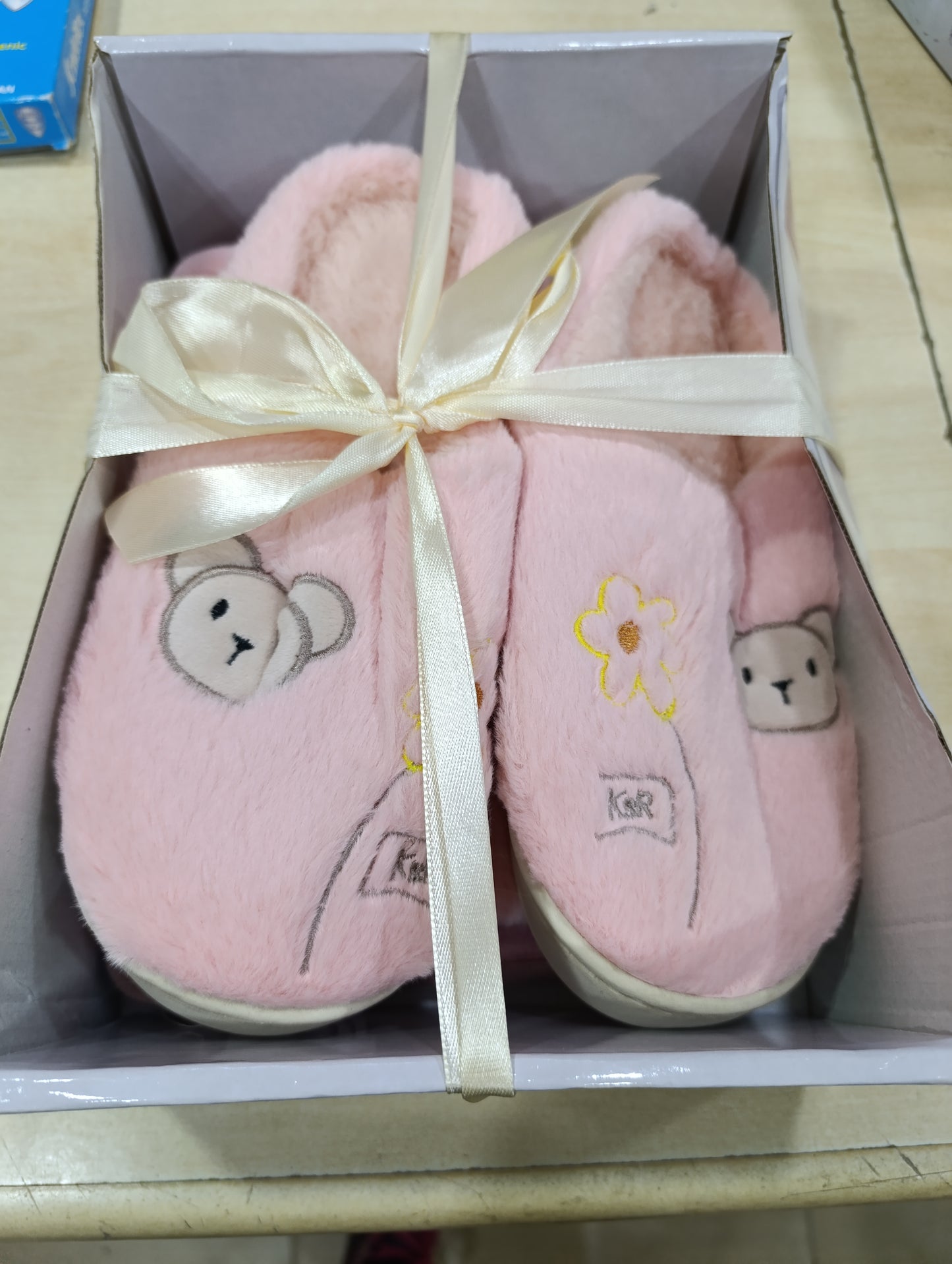 set di pantofole e plaid o borsa acqua calda a 4,00