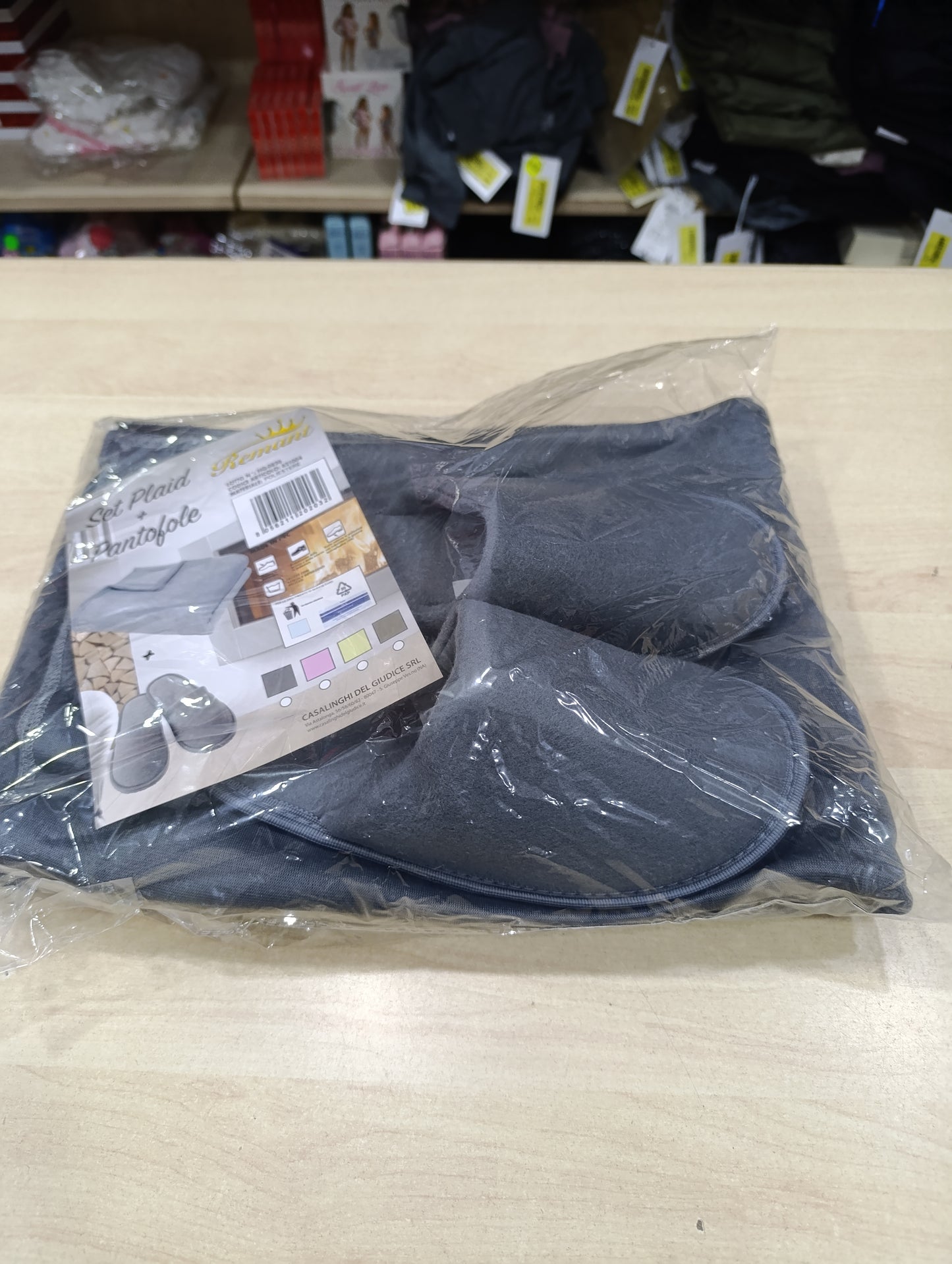 set di pantofole e plaid o borsa acqua calda a 4,00