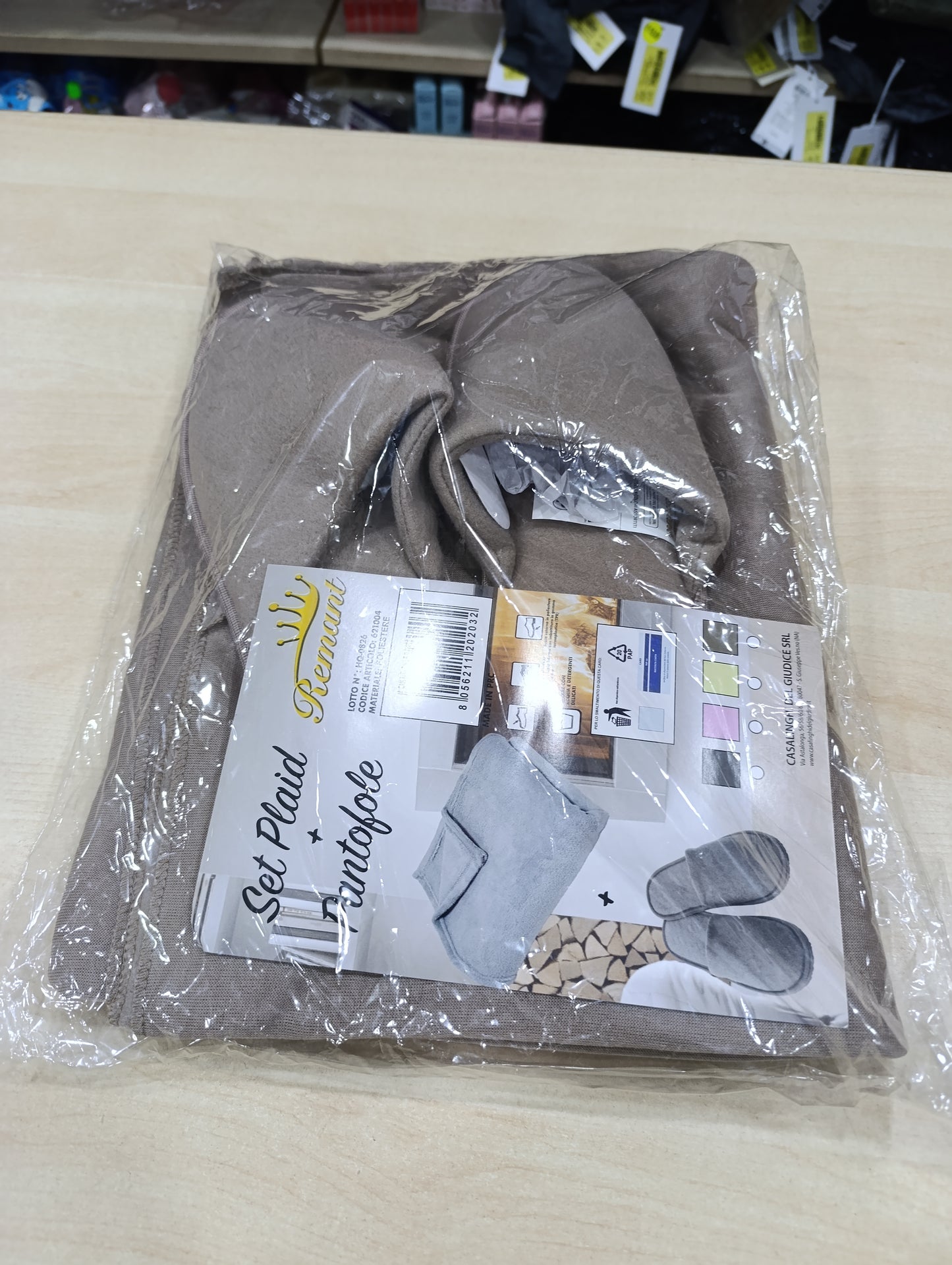 set di pantofole e plaid o borsa acqua calda a 4,00