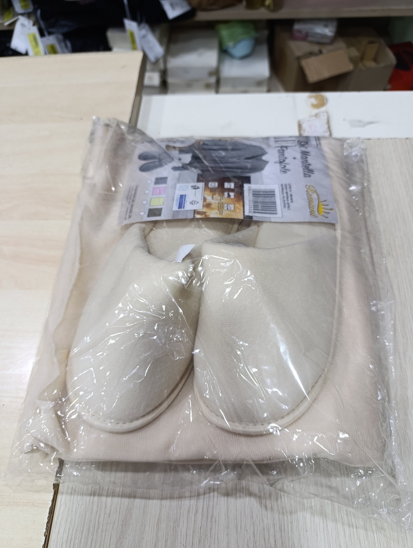 set di pantofole e plaid o borsa acqua calda a 4,00